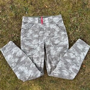 SPANX Women’s Grayish Green Camouflage Pants Stretchy Waistband Size Large